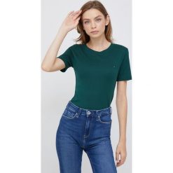 Tommy Hilfiger t-shirt damski kolor zielony. Zielone t-shirty Tommy Hilfiger, bez wzorów, z dzianiny, bez kołnierzyka, bez ramiączek. W wyprzedaży za 139.99 zł.