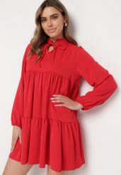 Czerwona Rozkloszowana Sukienka z Falbanką Uxaria. Czerwone sukienki Born2be, uniwersalny, z aplikacjami, eleganckie, bez kołnierzyka, bez ramiączek, mini, rozkloszowane. W wyprzedaży za 101.99 zł.