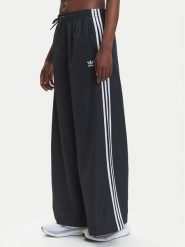 Adidas Spodnie dresowe adicolor Firebird JD3390 Czarny Loose Fit. Czarne spodnie dresowe adidas, bez wzorów, z dresówki. Za 399.99 zł.