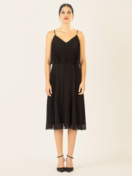 APART Sukienka w kolorze czarnym rozmiar: 38. Czarne sukienki Apart, bez wzorów, bez kołnierzyka, bez ramiączek, midi. Za 222.94 zł.