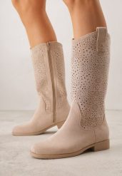 Ciemnobeżowe Botki Ażurowe Ozdobione Metaliczną Aplikacją Iomosa. Brązowe botki Born2be, z aplikacjami, prążkowane, biznesowe, bez obcasa, na płaskiej podeszwie, bez zapięcia. Za 139.99 zł.