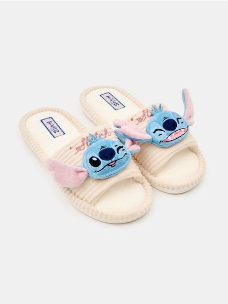 Kapcie z aplikacjami 3D Stitch - błękitny. Niebieskie kapcie Sinsay, z aplikacjami. Za 29.99 zł.