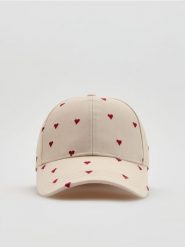 Czapka z daszkiem - czerwony. Czerwone czapki z daszkiem Reserved, bez wzorów. Za 59.99 zł.