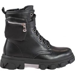 Workery damskie z torebką czarne. Czarne botki bez wzorów, eleganckie, bez obcasa, bez zapięcia. Za 227.37 zł.