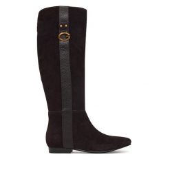Kozaki Guess. Brązowe kozaki Guess, z aplikacjami, bez obcasa, na płaskiej podeszwie, bez zapięcia. Za 824.99 zł.
