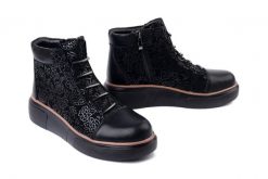 FILIPPO DBT7166/25 BK czarny, botki damskie. Czarne botki Filippo, bez wzorów, z polaru, bez obcasa, bez zapięcia. Za 254.90 zł.