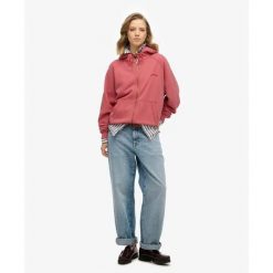 Kurtka dresowa z kapturem zapinana na zamek, damska, z rękawami raglanowymi Supe. Czerwone kurtki Superdry, bez wzorów, z dresówki, z kapturem. Za 327.70 zł.