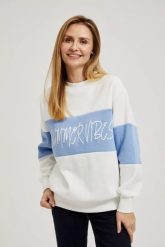 Bluza z napisem wkładana przez głowę biała. Białe bluzy MOODO, l, bez wzorów, bez kaptura. W wyprzedaży za 54.99 zł.