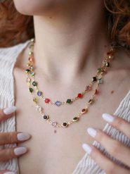 Pierres de Jade Pozłacany naszyjnik z elementami ozdobnymi - dł. 46 cm rozmiar: onesize. Żółte naszyjniki Pierres de Jade, z materiału, z kryształem, pozłacane. Za 56.99 zł.