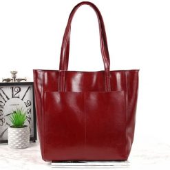 Skórzana torebka DAN-A T379 bordowy. Czerwone torebki klasyczne DAN-A, bez wzorów, ze skóry, bez dodatków. Za 399.99 zł.