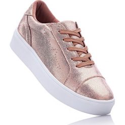Sneakersy na podeszwie platformie bonprix różowy metaliczny. Buty sportowe lifestyle marki bonprix. Za 89.99 zł.