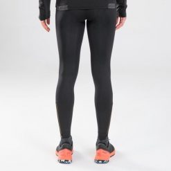 Legginsy do biegania w terenie damskie Kiprun Run 900. Czarne legginsy KIPRUN, bez wzorów, ze skóry, sportowe, długie. Za 149.99 zł.