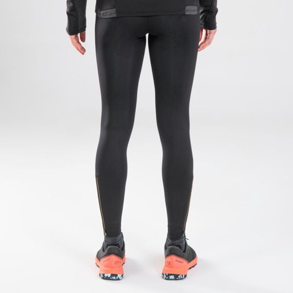 Legginsy do biegania w terenie damskie Kiprun Run 900. Czarne legginsy KIPRUN, bez wzorów, ze skóry, sportowe, długie. Za 149.99 zł.