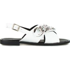 Sandały płaskie ze srebrną ozdobą białe Vinceza-39. Białe sandały Inna, z aplikacjami, z materiału, eleganckie, bez obcasa, na obcasie, bez zapięcia. W wyprzedaży za 87.42 zł.