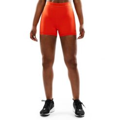 Damskie krótkie legginsy treningowe Fitness Siroko Vital. Czerwone legginsy SIROKO, bez wzorów, z materiału, krótkie. W wyprzedaży za 63.00 zł.