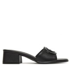 Klapki Guess. Czarne klapki Guess, z aplikacjami, bez obcasa, bez zapięcia. Za 449.99 zł.