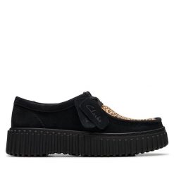 Półbuty Clarks. Brązowe półbuty wsuwane Clarks, bez wzorów, bez obcasa, na płaskiej podeszwie. Za 459.99 zł.