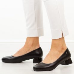 Czarne czółenka damskie na obcasie Sergio Leone Pb417. Czarne czółenka Sergio Leone, na jesień, bez wzorów, ze skóry, eleganckie, bez obcasa, na obcasie, bez zapięcia. Za 169.00 zł.