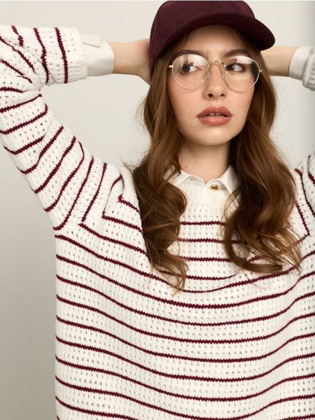 Sweter w paski z ażurowym splotem - kremowy. Białe swetry Sinsay, l, w ażurowe wzory, ze splotem, bez ramiączek. Za 49.99 zł.