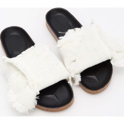 Klapki z supełkiem - Kremowy. Klapki marki Reserved. W wyprzedaży za 49.99 zł.