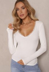 Biała Bluzka z Wiskozą Ozdobiona Koronką z Prążkowanego Materiału Vilfia. Białe bluzki Renee, m, bez wzorów, z jeansu, eleganckie, bez kołnierzyka, bez ramiączek. W wyprzedaży za 43.99 zł.