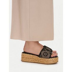 Klapki Guess. Czarne klapki Guess, z aplikacjami, bez obcasa, bez zapięcia. Za 334.99 zł.
