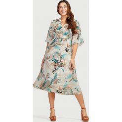 Wzorzysta sukienka. Sukienki Cellbes, bez wzorów, eleganckie, bez kołnierzyka, bez ramiączek, kopertowe. Za 359.00 zł.
