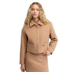 Damska krótka wełniana kurtka Siroko Strodet-W Sand. Brązowe kurtki SIROKO, bez wzorów, z wełny, eleganckie, bez kaptura. Za 380.00 zł.