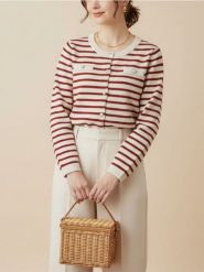 Akrylowy kardigan z kieszeniami piersiowymi - czerwony. Czerwone swetry Sinsay, l, bez wzorów, bez ramiączek. Za 49.99 zł.