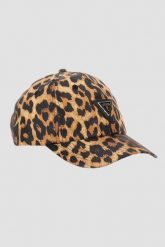 GUESS Leopardowa damska czapka z daszkiem. Brązowe czapki z daszkiem Guess, z aplikacjami. W wyprzedaży za 160.99 zł.