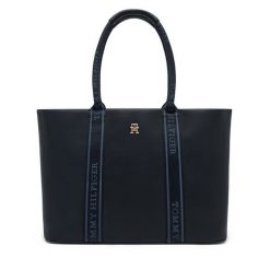 Torebka Tommy Hilfiger. Niebieskie torebki klasyczne Tommy Hilfiger, bez wzorów, klasyczne, bez dodatków. Za 379.99 zł.