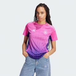 Koszulka Germany 24 Away. Czerwone t-shirty sportowe adidas, l, z aplikacjami, z materiału, bez ramiączek, do piłki nożnej. Za 449.00 zł.