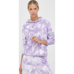 Guess bluza bawełniana damska kolor fioletowy z kapturem z aplikacją. Fioletowe bluzy Guess, l, z aplikacjami, z bawełny, bez ramiączek, z kapturem. W wyprzedaży za 269.99 zł.