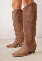 Jasnobrązowe Gładkie Kozaki Kowbojki z Imitacji Zamszu na Stożkowym Obcasie Karelia. Brązowe kozaki Born2be, bez wzorów, boho, bez obcasa, na obcasie, bez zapięcia. Za 199.99 zł.