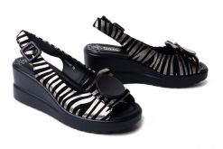 Artiker Relaks 58C0295 black/gold, sandały damskie. Szare sandały Artiker Relaks, bez wzorów, ze skóry, bez obcasa, na koturnie, bez zapięcia. Za 239.90 zł.