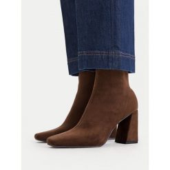 Botki DeeZee. Brązowe botki DeeZee, bez wzorów, bez obcasa, na słupku, bez zapięcia. Za 179.99 zł.