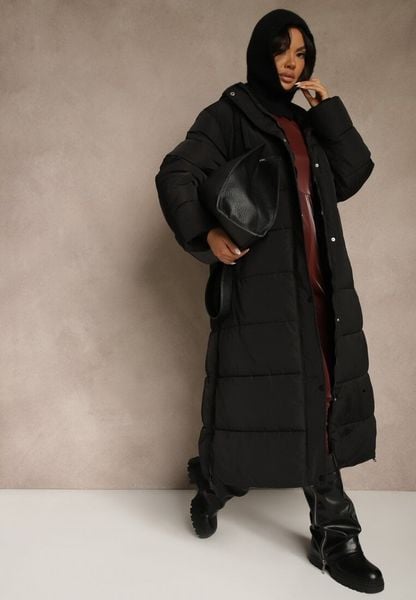 Czarna Długa Kurtka Zimowa z Pikowanymi Przeszyciami Kapturem i Suwakami Mevanesa. Czarne kurtki Renee, na zimę, plus size, bez wzorów, z jeansu, eleganckie. Za 279.99 zł.