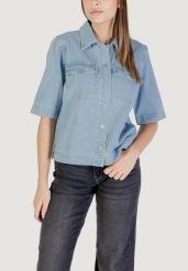 Kurtka Kobieta ONLY ONLBELLE S/S SHIRT DNM GUA NOOS. Niebieskie kurtki ONLY, l, bez wzorów, z bawełny, casualowe, bez kaptura. Za 218.45 zł.