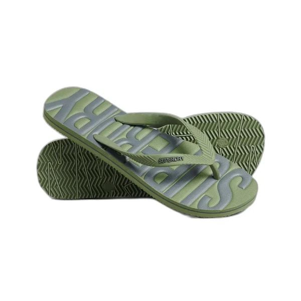 Klapki Superdry Véganes. Zielone klapki Superdry, bez wzorów, z gumy, klasyczne, bez obcasa, bez zapięcia. Za 127.15 zł.