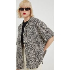 Levi's koszula lniana damska kolor czarny relaxed z kołnierzykiem klasycznym. Czarne koszule Levi's, m, bez wzorów, klasyczne, bez kołnierzyka, bez ramiączek. W wyprzedaży za 209.99 zł.