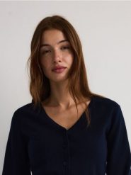 Rozpinany kardigan - granatowy. Niebieskie swetry Reserved, l, bez wzorów, z dzianiny, bez ramiączek. Za 119.99 zł.