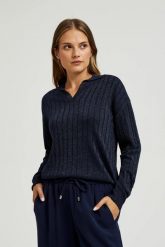 Sweter z kołnierzykiem i metaliczną nitką granatowy. Niebieskie swetry MOODO, l, bez wzorów, z wiskozy, bez ramiączek. W wyprzedaży za 41.99 zł.