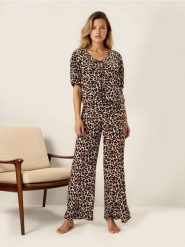 Wiskozowa piżama dwuczęściowa w panterkę - wielobarwny. Piżamy Sinsay, l, bez wzorów, z wiskozy, bez kołnierzyka, bez ramiączek. Za 59.99 zł.