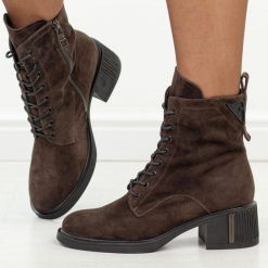 Brązowe skórzane botki damskie na obcasie Vinceza 89162. Brązowe botki VINCEZA, bez wzorów, z dzianiny, eleganckie, z okrągłym noskiem, bez obcasa, na obcasie, bez zapięcia. Za 359.00 zł.