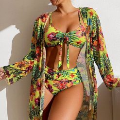 Bikini z narzutką na plażę z kwiecistym wzorem Olesya. Zielone bikini Intica, bez wzorów, z materiału. Za 169.00 zł.