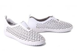 RIEKER N0965-80 white, półbuty damskie. Białe półbuty wsuwane Rieker, na lato, bez wzorów, z gumy, bez obcasa. Za 271.92 zł.