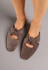 Brązowe Klapki Vices Typu Mule z Ozdobnym Supłem Elitina. Brązowe klapki Renee, z aplikacjami, eleganckie, bez obcasa, na płaskiej podeszwie, bez zapięcia. Za 59.99 zł.