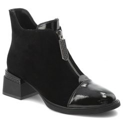 Botki damskie D&A o eleganckim fasonie z ozdobnym zamkiem lakierowanymi detalami i stabilnym obcasem czarne, CR62-3198 Black. Czarne botki S.BARSKI, bez wzorów, z jeansu, eleganckie, bez obcasa, na obcasie, bez zapięcia. Za 459.00 zł.