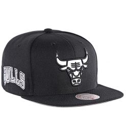 Czapka z daszkiem do koszykówki Mitchell Snapback NBA Chicago Bulls czarna. Czarne czapki z daszkiem Mitchell & Ness, bez wzorów, sportowe. Za 129.00 zł.