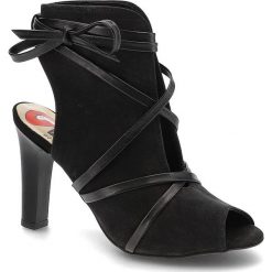 Czarne Botki Carinii Eleganckie Skórzane Buty Na Słupku. Czarne botki Carinii, bez wzorów, eleganckie, bez obcasa, na słupku, bez zapięcia. Za 299.00 zł.